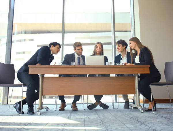 Startup business team på möte i modern ljus kontorsinteriör och arbetar på bärbar dator. — Stockfoto