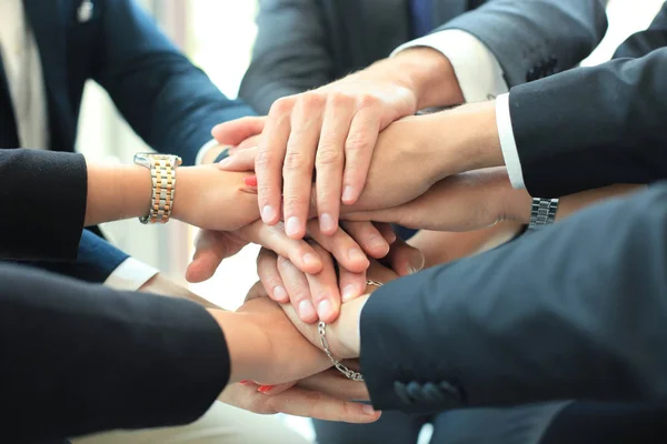 Ομάδα της ομάδας επιχειρηματίας, αγγίζοντας τα χέρια μαζί. Επιλεκτική εστίαση. — Φωτογραφία Αρχείου