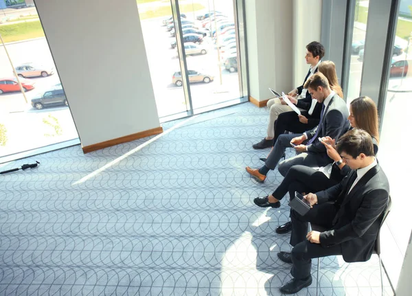 Les gens d'affaires en attente de l'entrevue d'emploi . — Photo