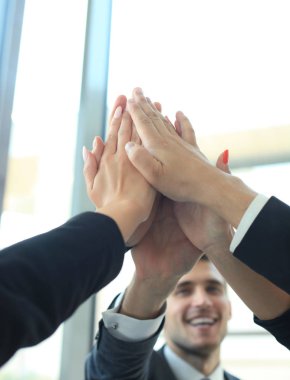 İş takım birlikte ofiste ayakta eller katılmadan.