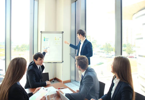 Business conference presentation with team training flipchart office. — Stock Photo, Image