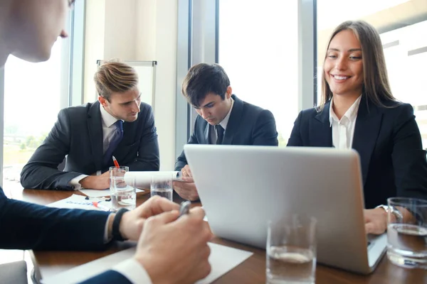 Affärsmän diskuterar tillsammans i konferensrummet under mötet på kontoret. — Stockfoto