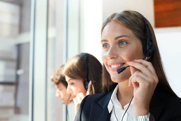 Jovens empresários e colegas atraentes e positivos em um escritório de call center. — Fotografia de Stock