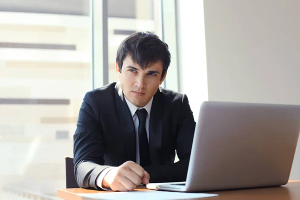 Fiatal üzletember dolgozik az irodában laptop. — Stock Fotó