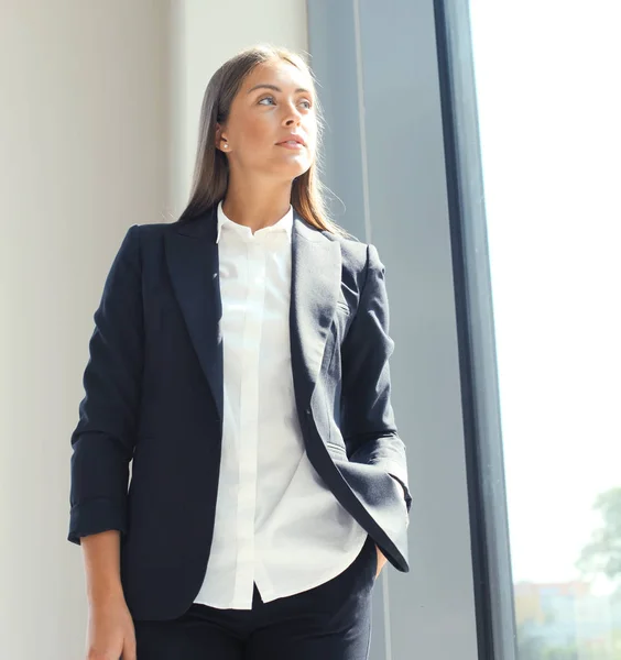 Femme d'affaires moderne dans le bureau avec espace de copie. — Photo