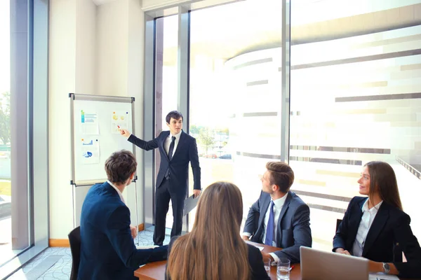 Företagskonferens presentation med team utbildning blädderblock kontor. — Stockfoto