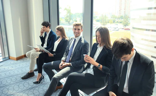 Επιχειρηματίες που περιμένει το πέρας της συνέντευξης. — Φωτογραφία Αρχείου