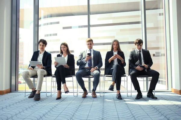 Pessoas estressantes à espera da entrevista de emprego . — Fotografia de Stock