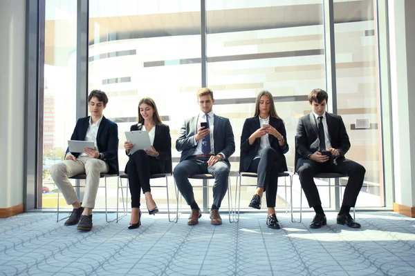 Stressvolle mensen te wachten voor het sollicitatiegesprek. — Stockfoto