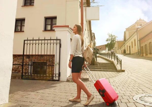 Rapariga com uma mala. Conceito de férias . — Fotografia de Stock