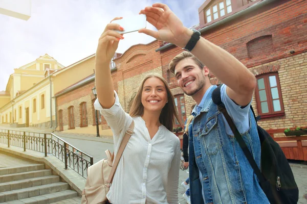 Feliz pareja de turistas tomando selfie en la ciudad vieja. —  Fotos de Stock