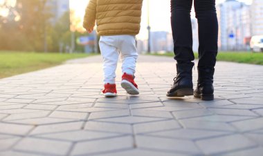 Bebeğin ilk adımları. İlk bağımsız adımlar.