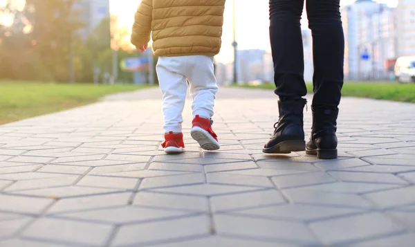 Les premiers pas du bébé. Les premières étapes indépendantes . — Photo