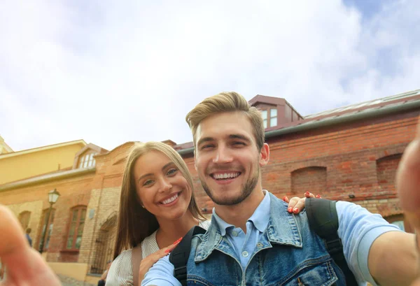 Feliz pareja de turistas tomando selfie en la ciudad vieja. —  Fotos de Stock