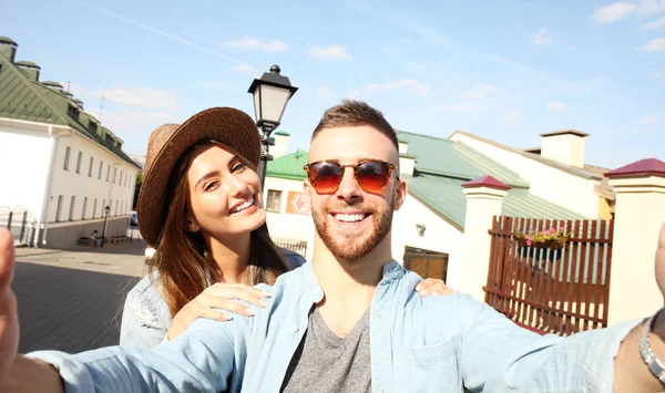 Heureux couple de touristes prenant selfie dans la vieille ville. — Photo