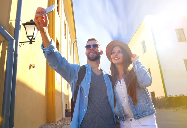 Heureux couple de touristes prenant selfie dans la vieille ville. — Photo