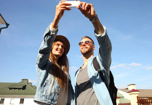 Šťastný pár turistů, kteří berou selfie ve starém městě. — Stock fotografie