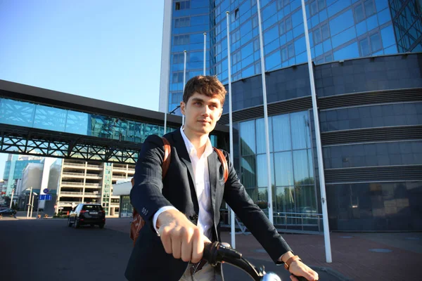 Αυτοπεποίθηση νεαρός επιχειρηματίας περπάτημα με ποδήλατο στο δρόμο στην πόλη. — Φωτογραφία Αρχείου