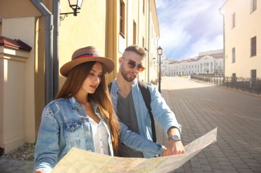 mutlu genç çift sürme scooter şehirde. Yakışıklı ve genç kadın seyahat. Macera ve tatil kavramı.