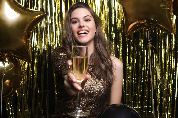 Mujer alegre con globos riendo sobre fondo dorado . — Foto de Stock