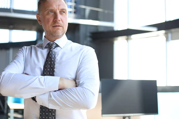 Selbstbewusst nachdenklich reifer Geschäftsmann im modernen Büro. — Stockfoto