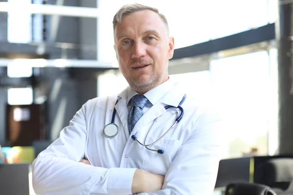 청진기가 달린 흰 가운을 입고 있는 수석 의사. — 스톡 사진
