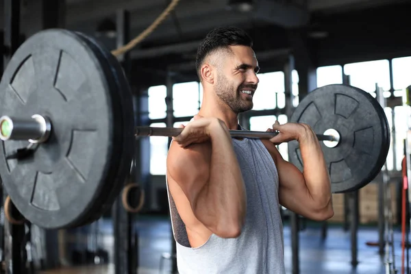 Muskularny mężczyzna, poćwiczyć w siłowni, ćwiczenia ze sztangą na biceps. — Zdjęcie stockowe