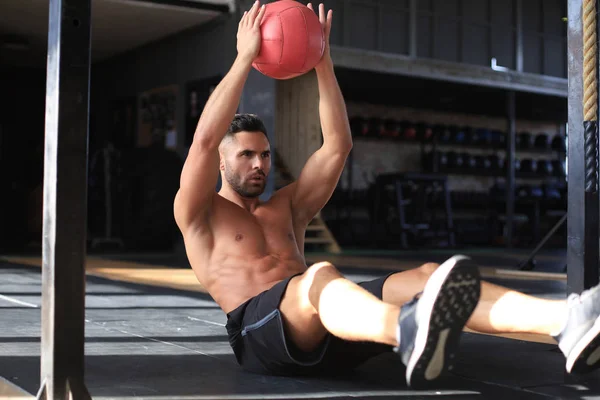 Fit and muscular man exercising with medicine ball at gym. — Stock Photo, Image