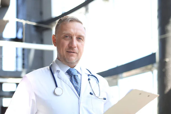 Retrato de médicos senior enfocados escribiendo informes . — Foto de Stock