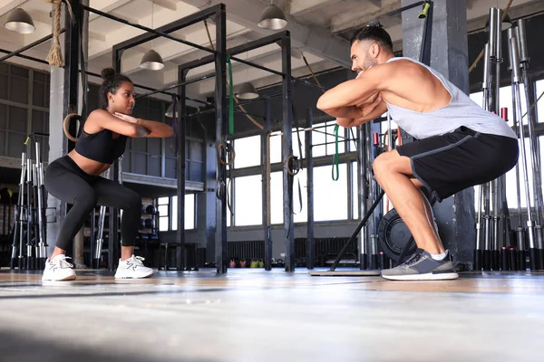 Pareja joven en forma están en una buena forma. — Foto de Stock