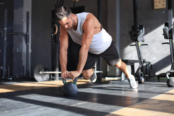 Sportlicher Mann macht Liegestütze im Fitnessstudio. — Stockfoto