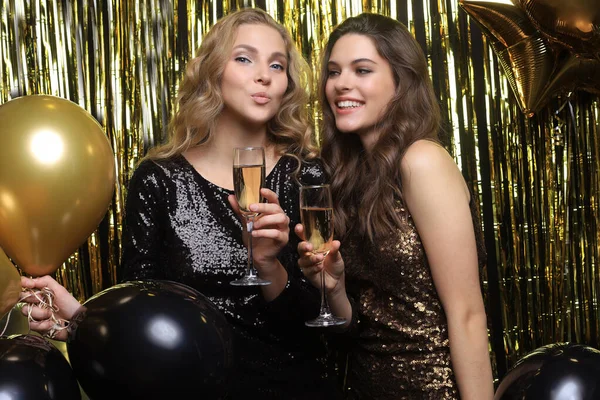 Hermosas chicas celebrando el Año Nuevo. Preciosas mujeres jóvenes sonrientes disfrutando de la celebración de la fiesta, divirtiéndose juntas . — Foto de Stock