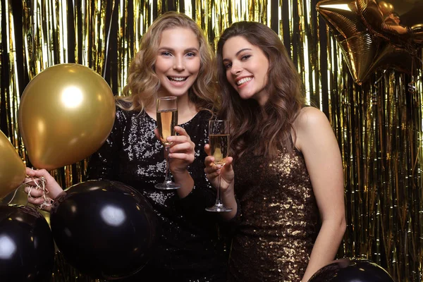 Belle ragazze che festeggiano il nuovo anno. Splendide giovani donne sorridenti che si godono la festa, divertendosi insieme . — Foto Stock