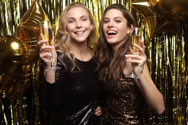 Belle ragazze che festeggiano il nuovo anno. Splendide giovani donne sorridenti che si godono la festa, divertendosi insieme . — Foto Stock