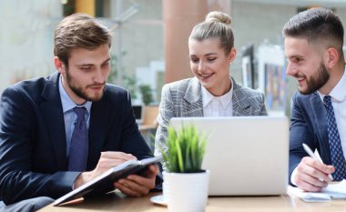 Bir grup iş ortağı ofiste fikir ve planlama işini tartışıyor..