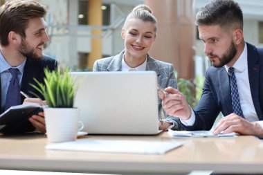 Bir grup iş ortağı ofiste fikir ve planlama işini tartışıyor..