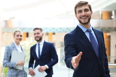 İşi bağlamaya hazır eli açık bir iş adamı..