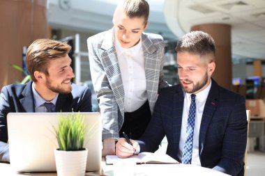 Bir grup iş ortağı ofiste fikir ve planlama işini tartışıyor..