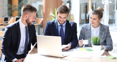 Genç başlatılması işadamları ekip çalışması beyin fırtınası toplantı yatırım görüşmek üzere.