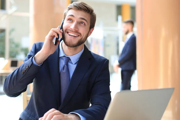 Affärsman som använder sin mobiltelefon på kontoret. — Stockfoto