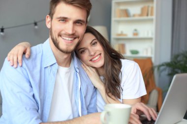 Çift dizüstü bilgisayarda birlikte çalışırken işaret.