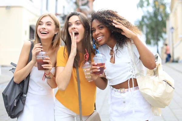 Három trendi hűvös hipster lányok, barátok koktélt isznak városi háttér. — Stock Fotó