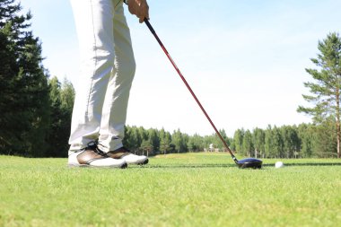 Güneşli bir günde golf sahasına demirle yaklaşıyoruz..