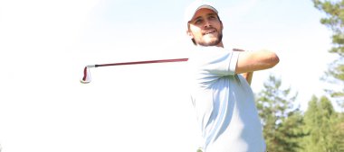 Golfçü, kulüp binasına doğru bir atış yaptı..