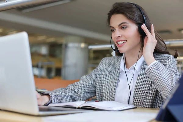 Femme opérateur de soutien à la clientèle avec casque et sourire. — Photo