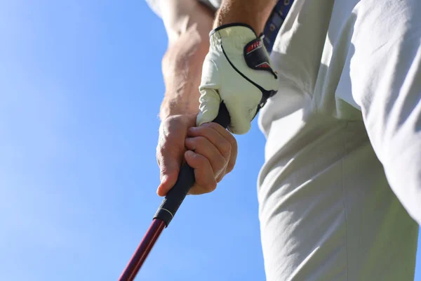 Golfista con un golf sosteniendo un putter . —  Fotos de Stock