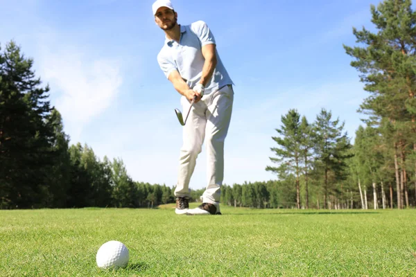 Tutta la lunghezza del giocatore di golf giocare a golf nella giornata di sole. Professionale giocatore di golf maschile prendendo colpo sul campo da golf . — Foto Stock