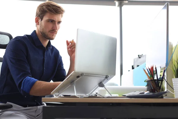 Елегантний сучасний бізнесмен аналізує дані під час роботи в офісі — стокове фото
