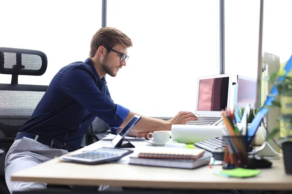 Elegante uomo d'affari moderno che analizza i dati mentre lavora in ufficio — Foto Stock