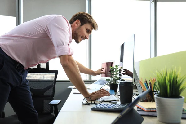 Elegant modern affärsman analysera data när du arbetar på kontoret — Stockfoto